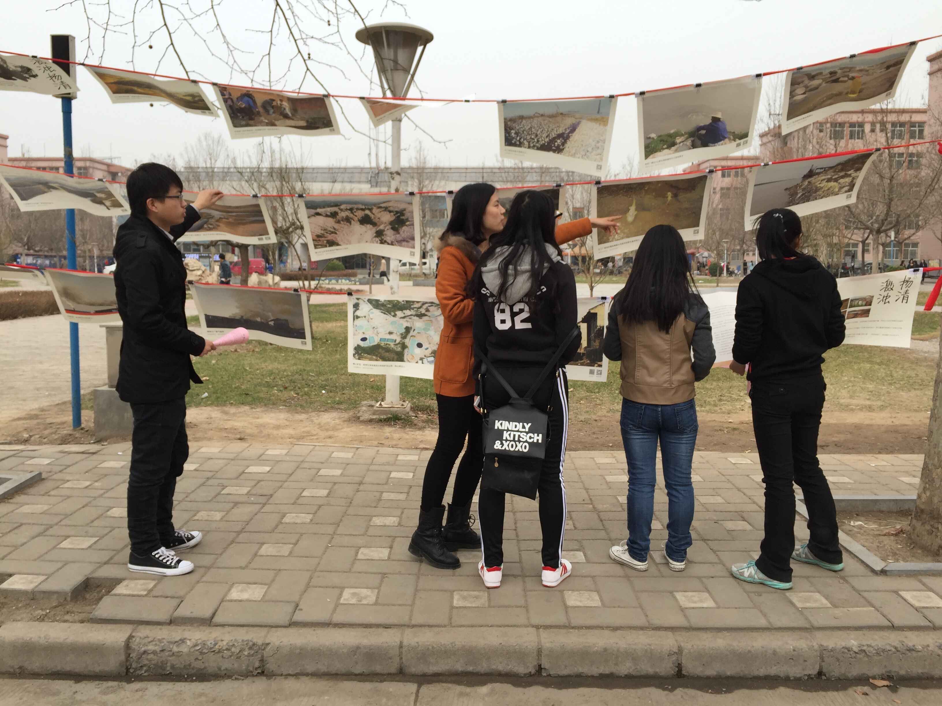 437bwin必赢国际官网研究生会成员为同学们讲解图片展.jpg 437bwin必赢国际官网研究生会成员为同学们讲解图片展.jpg